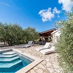 Ivan With Heated Pool By Guide Villa *